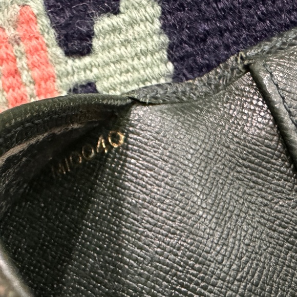 LOUIS VUITTON
Taiga Porte-Chequier Cartes Credit
Wallet - Picture 4 of 12